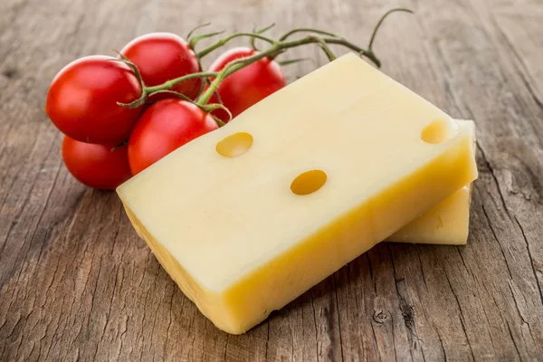 Kirschtomaten und Käse — Stockfoto