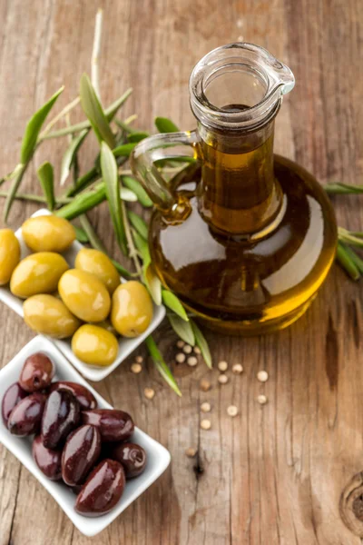 Aceitunas frescas y aceite de oliva — Foto de Stock