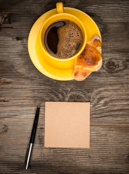 コーヒー クロワッサンとメモ帳 — ストック写真