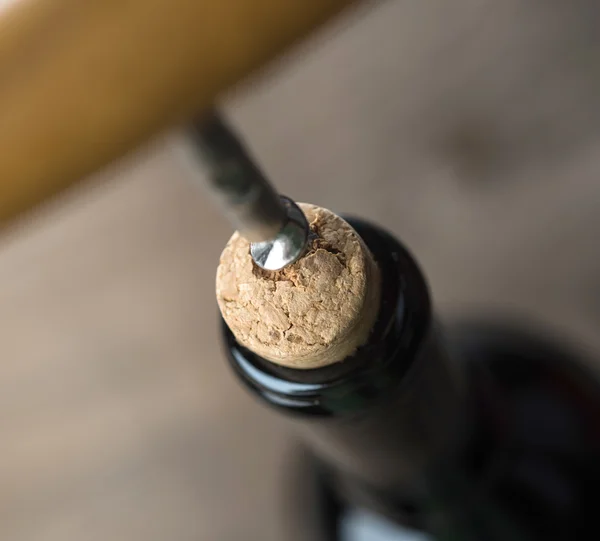 Abrir uma garrafa de vinho — Fotografia de Stock