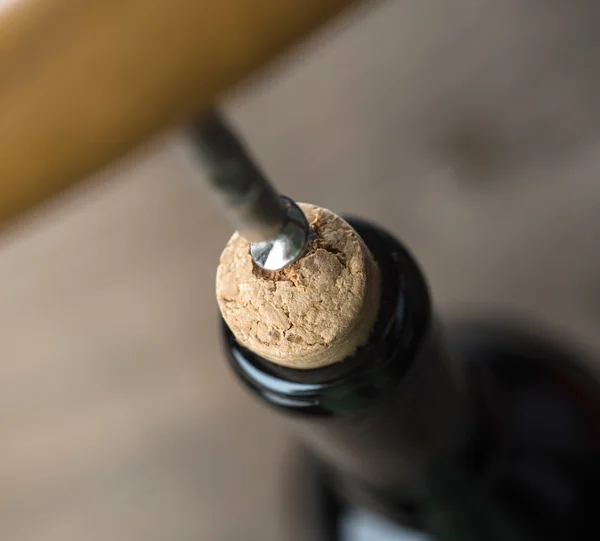 Abrir una botella de vino — Foto de Stock