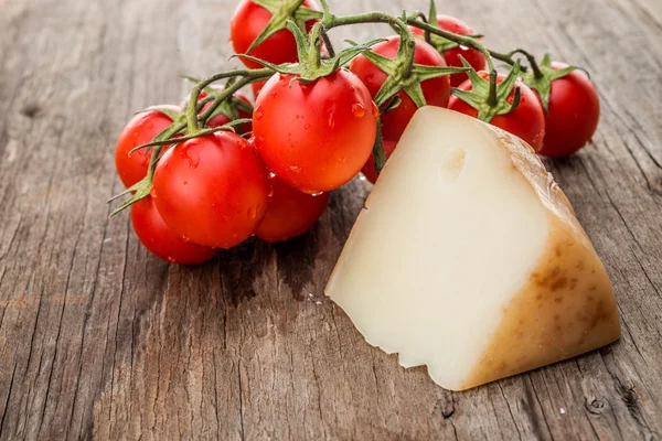 치즈와 체리 토마토 — 스톡 사진