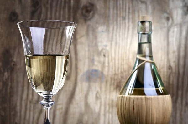 Kieliszek i butelka wina — Zdjęcie stockowe