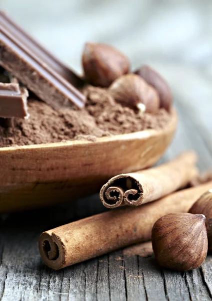 Chocolate com avelãs — Fotografia de Stock