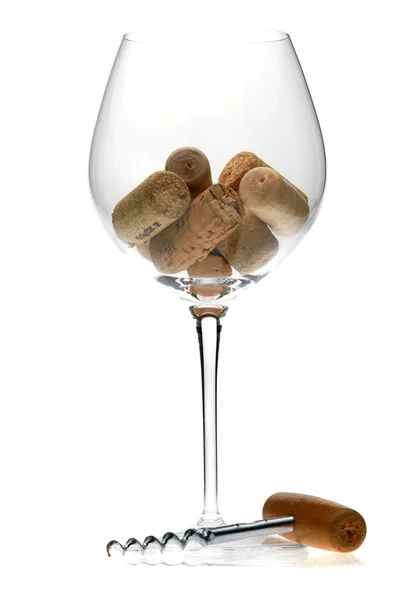 Бокал вина и открывалка для вина — стоковое фото
