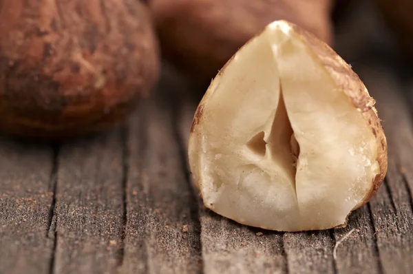 Lískové ořechy na stole — Stock fotografie