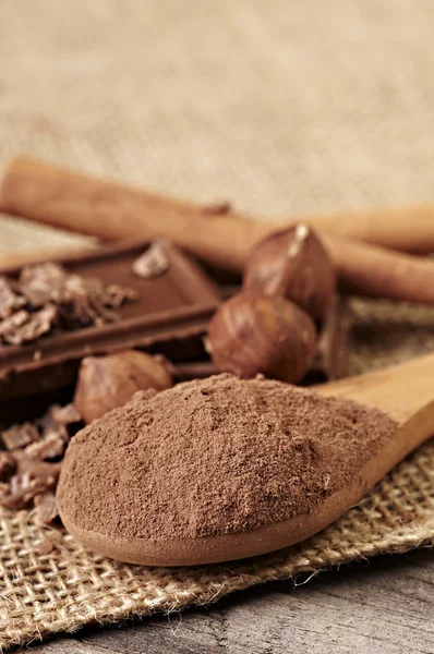 Chocolade met noten en cacao — Stockfoto