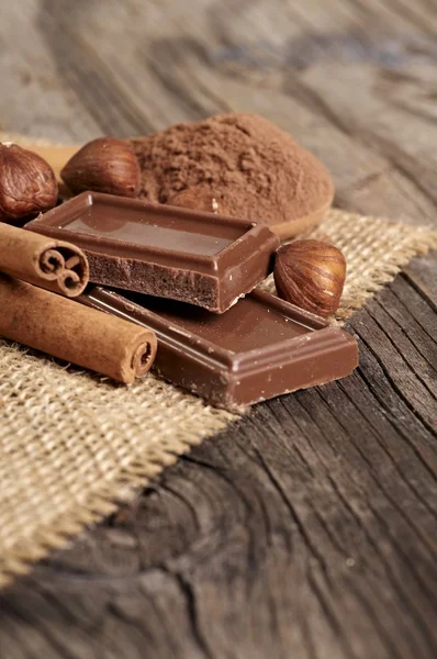 Chocolade met noten en cacao — Stockfoto