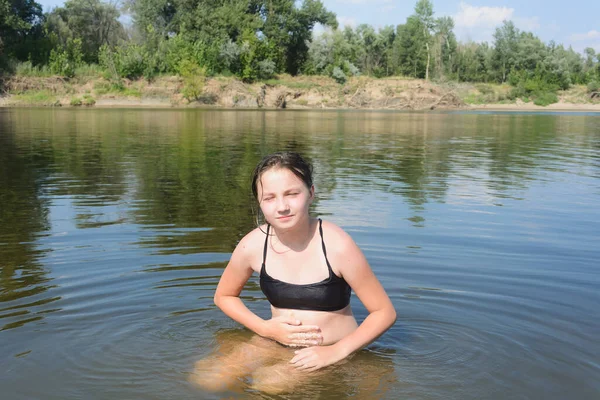 Meisje Tiener Zit Het Water Van Rivier Zomerstrand Buikpijn Van Rechtenvrije Stockfoto's