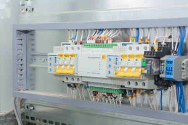 Programlanabilir mantık denetleyici, elektrik dolabına otomatik güç rezervi girişi. Yakın çekim, seçici odaklanma.