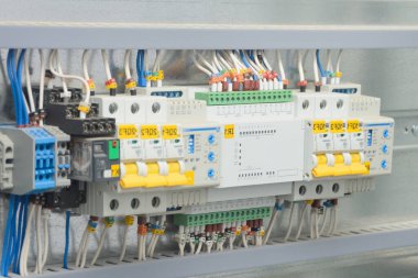 PLC devre kesiciler platformda. Ayrılma planı, seçici odaklanma.