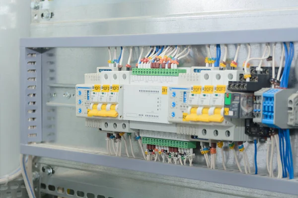 Programlanabilir mantık denetleyici, elektrik dolabına otomatik güç rezervi girişi. Yakın çekim, seçici odaklanma.