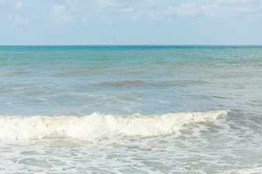 Dalgalı deniz, rüzgardan gelen fırtına. Yaz havası.