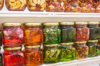 Ladin dalları ve dağ bitkilerinden reçel. Doğanın iyileştirici özellikleri. Seçici odak.