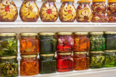 Pazar rafındaki bitkilerden ve kozalaklı dallardan gelen egzotik reçel. Seçici odak.