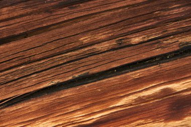 Dayanıklı yüzey kömürleşmiş tahta dokusu Alplerde görülüyor