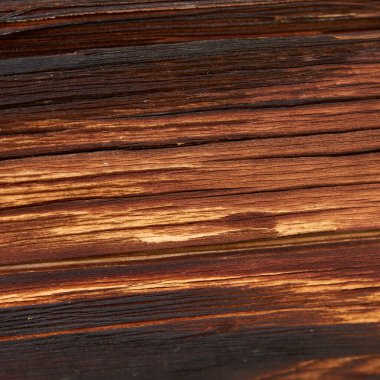 Dayanıklı yüzey kömürleşmiş tahta dokusu Alplerde görülüyor