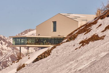 Plan de Corones, İtalya - 19 Ocak 2022: Dolomite Alplerinde ünlü bir kayak merkezi olan Kronplatz zirvesinde LUMEN dağ fotoğrafçılığı müzesi ve AlpiNN Food Space restoranı
