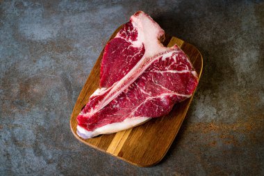Ham T-bone biftek taş masada yemek. Kopya alanı ile Üstten Görünüm