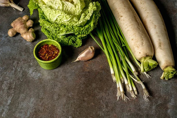 Ingredienti per kimchi. Verdure fresche, cibo tradizionale coreano in vista dall'alto sullo spazio copia tavolo in legno. Foto Stock