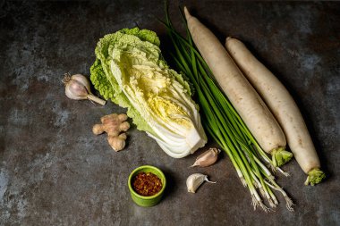 Kimchi için malzemeler. Taze sebzeler, geleneksel Kore yemekleri ahşap masa fotokopi alanında..