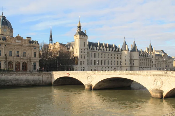 パリ、セーヌ川の端に記念碑 — ストック写真
