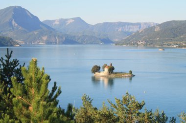 Serre Poncon Gölü ve Fransız Alplerindeki Aziz Michel Kilisesi., 