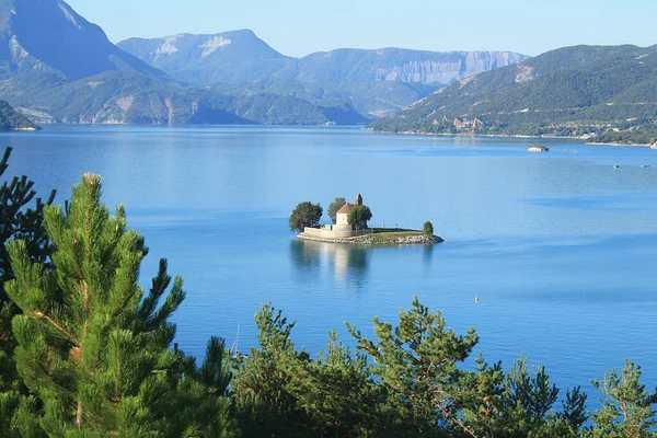 Serre Poncon Jezero Kostel Svatého Michela Francouzských Alpách Stock Fotografie