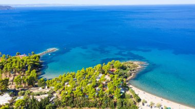 Yunanistan 'daki şaşırtıcı Neos Marmaras şehir manzarası ve uzak kaplumbağa adasının gün batımı manzarası.