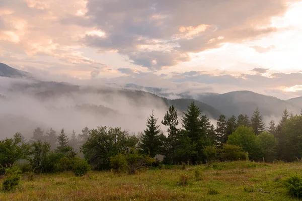 Increíble Paisaje Montaña Con Colorido Atardecer Vivo Niebla — Foto de Stock