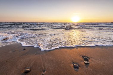 Akdeniz 'de gün batımında dalgalar.