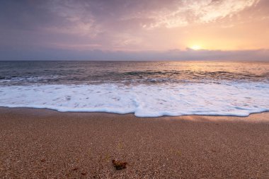 Akdeniz 'de gün batımında dalgalar.