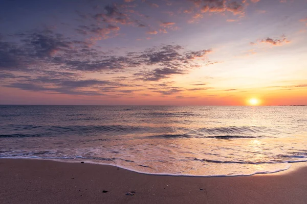 Мальовничий Вид Прекрасний Схід Сонця Над Морем — стокове фото
