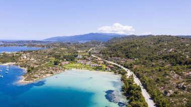 Yunanistan 'daki görkemli plajları ziyaret et. Halkidiki 'deki Sithonia yarımadasındaki cennet deniz manzarası. Otantik tatil köyünün çatısının üstünde.
