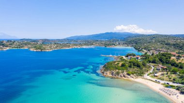 Yunanistan 'daki görkemli plajları ziyaret et. Halkidiki 'deki Sithonia yarımadasındaki cennet deniz manzarası. Otantik tatil köyünün çatısının üstünde.