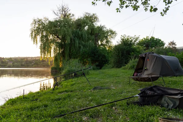 Rybářská Dobrodružství Rybaření Kaprů Angler Při Západu Slunce Rybaří Technikou — Stock fotografie