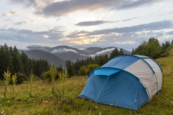 Пейзаж Палатки Кемпинга Травяном Поле Фоне Леса Гор Закатного Неба — стоковое фото