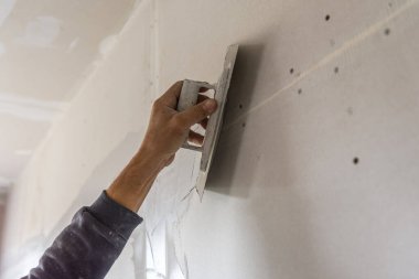 eski işçi duvar sıva ile yenilenen ev araçları. Sıvacı yenilenen kapalı duvar ve tavan float ve alçı ile.