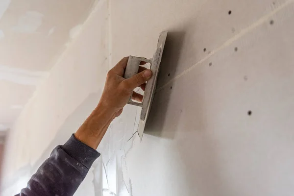 Viejo Trabajador Manual Con Herramientas Enlucido Pared Renovando Casa Yesero — Foto de Stock