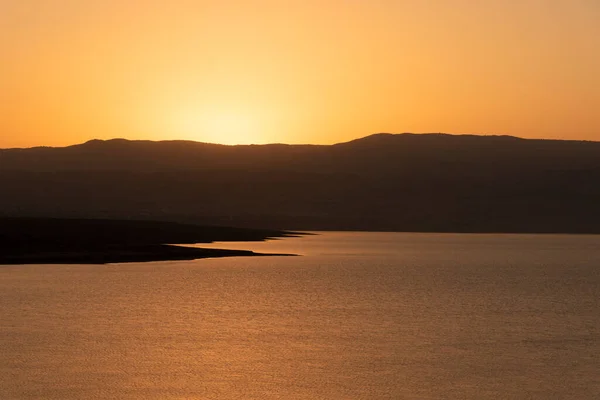Oranžový východ slunce odrážející se od Mrtvého moře. — Stock fotografie