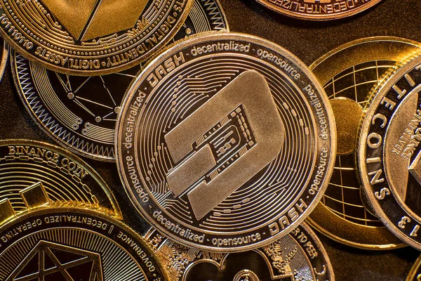Vista horizontal de tokens criptomoneda, incluyendo Dash, Bitcoin, dogecoin, y Ethereum visto desde arriba sobre un fondo negro — Foto de Stock