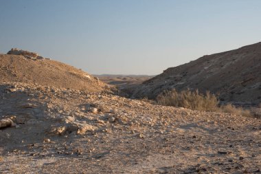 Güzel ay manzarası. Çölün ortasında çeşitli şekillerde düz ve düz tepeler. Beyaz, yuvarlak, dolambaçlı ve pürüzsüz tebeşir taşları. İsrail.