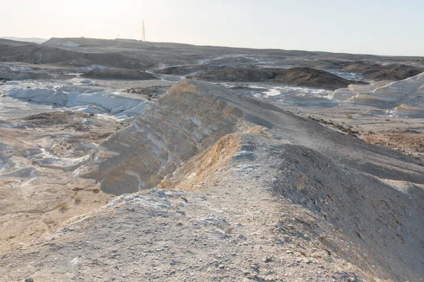 Hermoso paisaje lunar. Wight y colinas lisas en varias formas en un paisaje desértico. Las rocas blanquecinas, redondeadas, sinuosas y lisas de tiza. Israel. —  Fotos de Stock