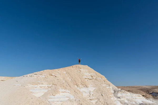 美しい月の風景。砂漠の風景の中に様々な形でワイトと滑らかな丘。白、丸みを帯びた、巻き、滑らかなチョーク岩。イスラエル. — ストック写真