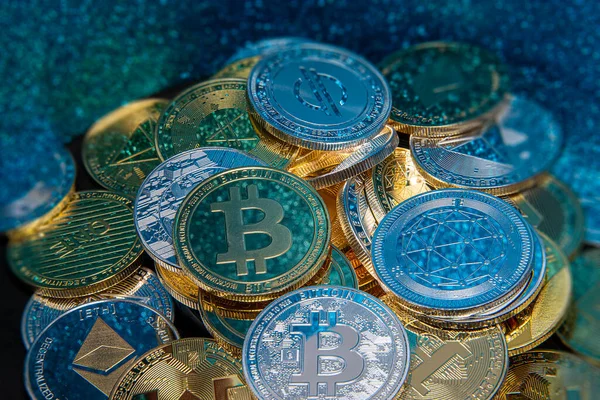 Vista horizontal de tokens criptomoneda, incluyendo Bitcoin, Ethererum Ripple, y Litecoin sierra desde arriba sobre fondo de textura brillante azul — Foto de Stock