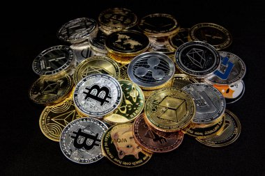 Bitcoin, Ethererum Ripple ve Litecoin dahil olmak üzere kripto para birimi simgelerinin yatay görünümü yukarıdan siyah arkaplan üzerinde görüldü