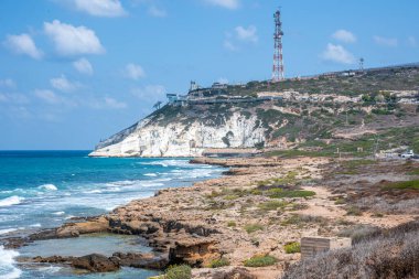 Akdeniz, beyaz tebeşir kayaları ve İsrail 'deki Rosh HaniKra oluşumundan ele geçirilen bazı plajlar.