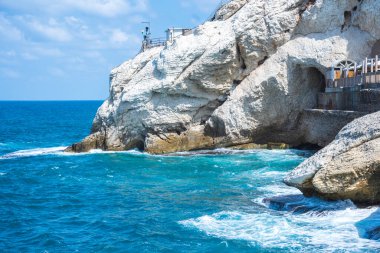Akdeniz, beyaz tebeşir kayaları ve İsrail 'deki Rosh HaniKra oluşumundan ele geçirilen bazı plajlar.