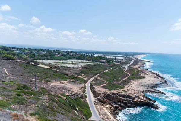 Akdeniz, beyaz tebeşir kayaları ve İsrail 'deki Rosh HaniKra oluşumundan ele geçirilen bazı plajlar. — Stok fotoğraf