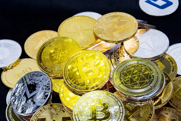 Vista horizontal de tokens criptomoneda, incluyendo Bitcoin, Ethererum Ripple, y Litecoin sierra desde arriba sobre un fondo de oro amarillo — Foto de Stock